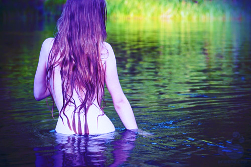 20тилетняя нудистка с темными волосами оголилась на реке